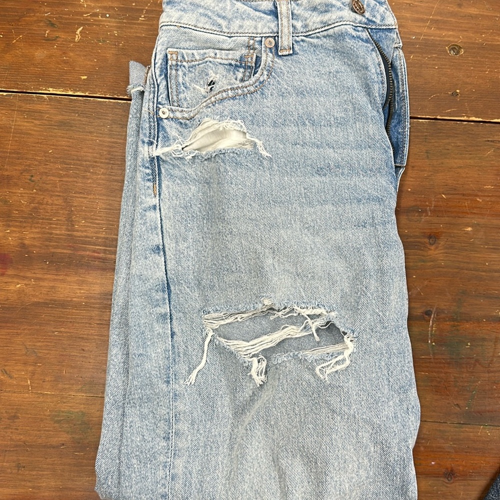 AMERICAN EAGLE Distressed Mom Jeans